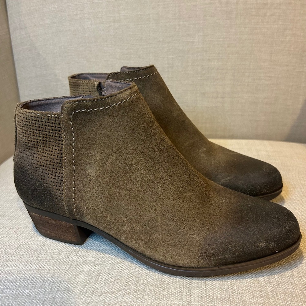 Rockport Cobb Hill Women 7.5 Brown Suede Perforated Ankle Boots